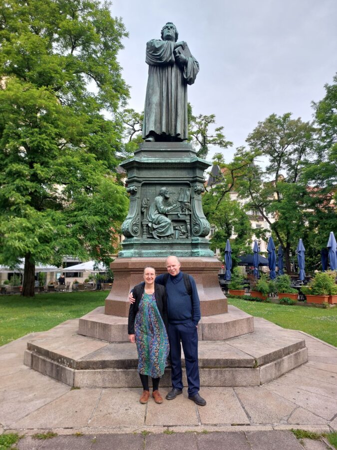 Gundula und Michael vor dem Luther Denkmal in Eisenach