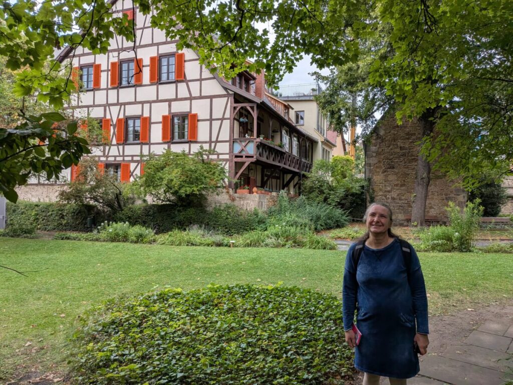Gundula im Garten des Heimatmuseums Reutlingen