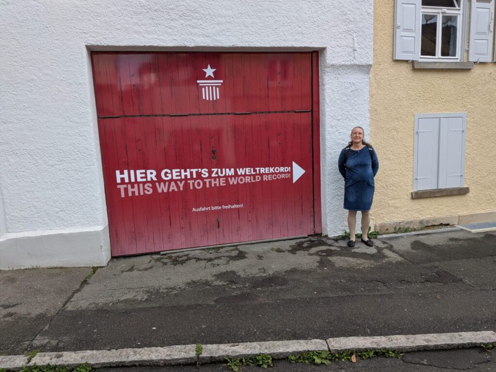 Reklame für die schmalste Straße