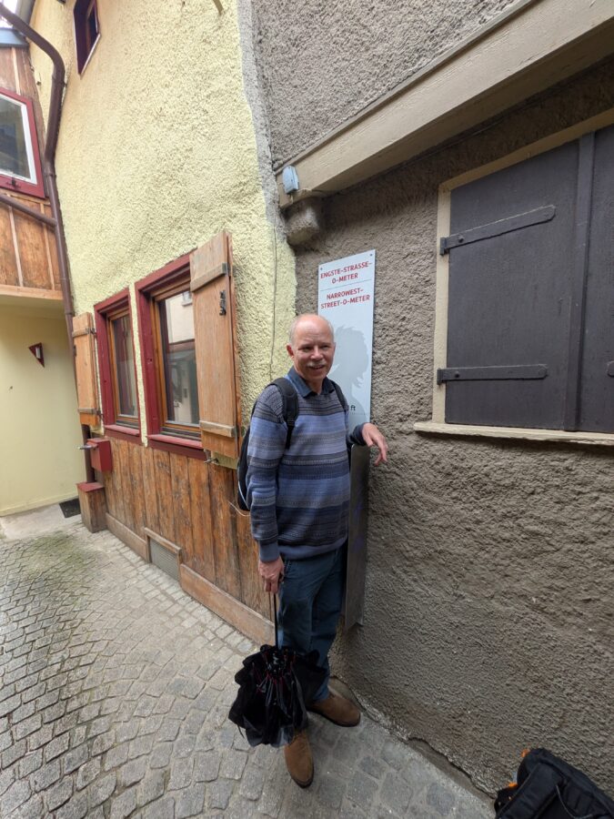 Michael testet, ob er durch passt