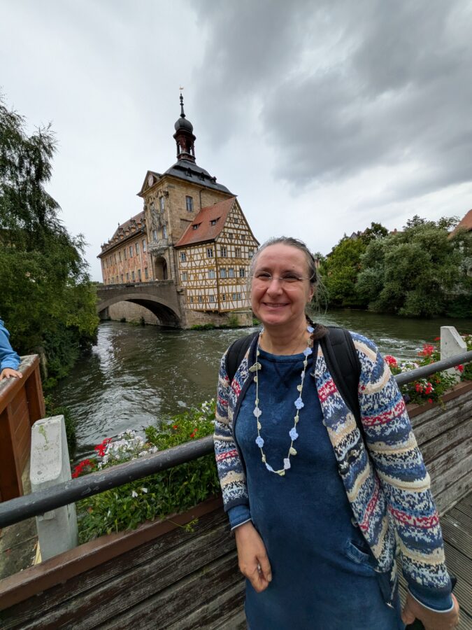 Gundula vor dem Bamberger Rathaus