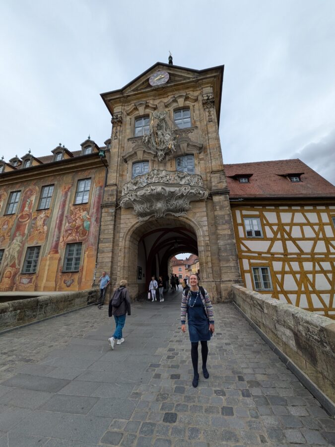 Gundula auf der oberen Brücke vor dem Bamberger Rathaus