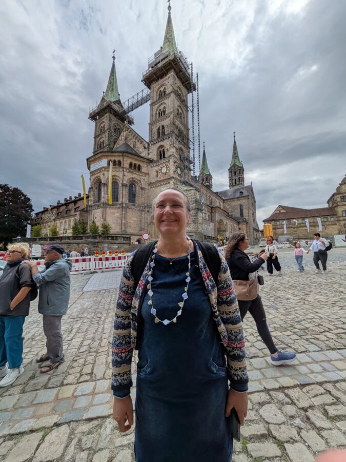 Gundula vor dem Bamberger Dom