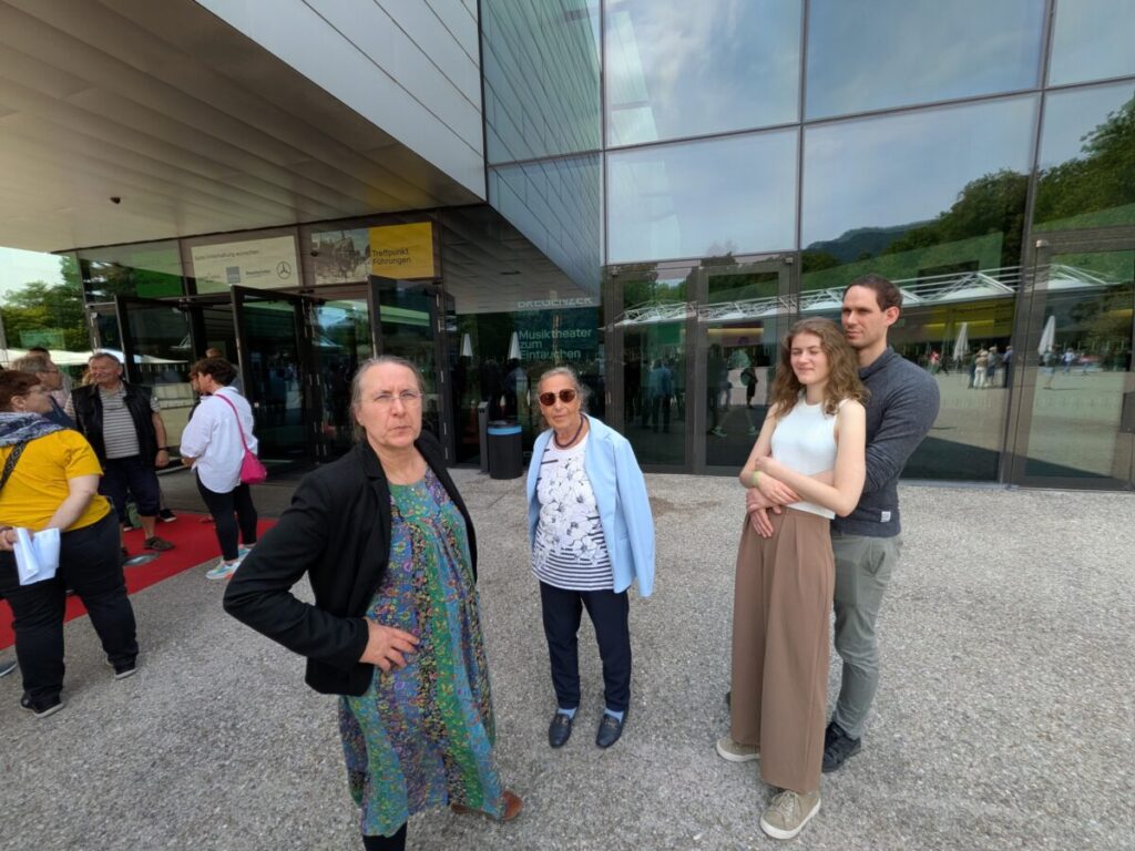 Vor dem Festspielhaus in Bregenz