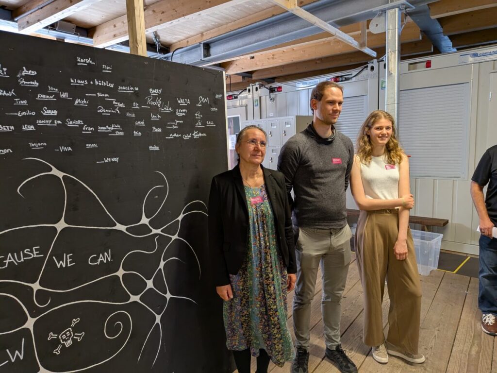 Gundula, Ruben und Felicitas neben der Übersichtswand der an der Produktion des "Freischütz" beteiligten.