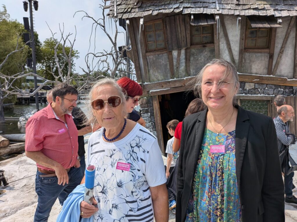 Elisabeth und Gundula auf der Bühne des "Freischütz" vor dem Wirtshaus