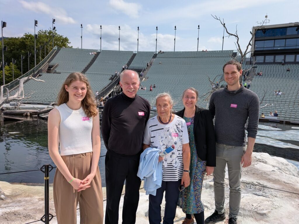 Felicitas, Michael, Elisabeth, Gundula und Ruben vor der Tribüne der Seebühne
