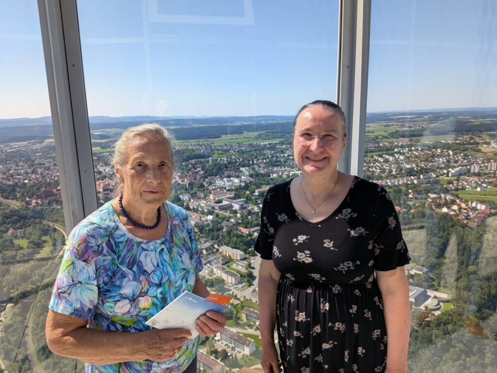 Elisabeth und Gundula mit Blick auf Rottweil