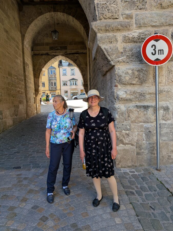Elisabeth und Gundula vor dem "Schwarzen Tor" in Rottweil