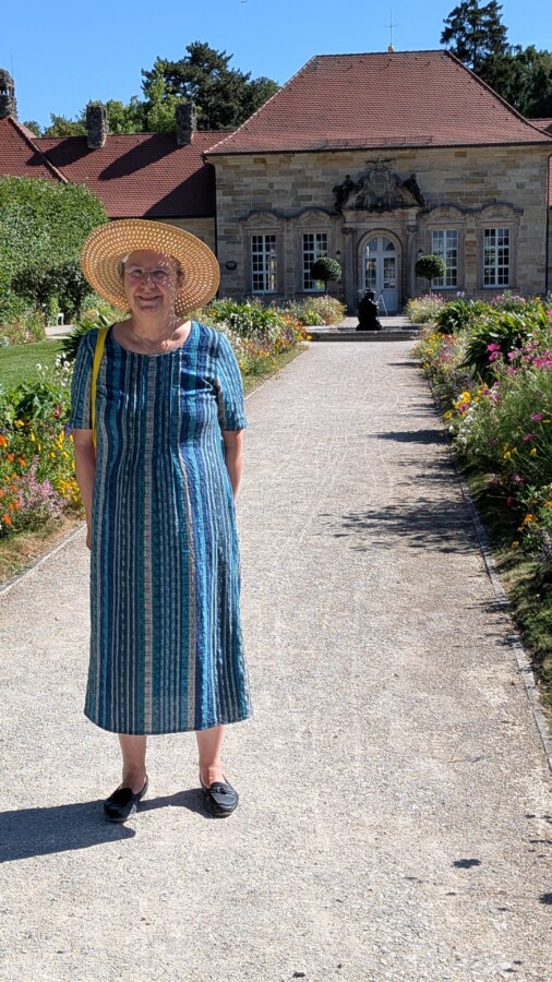 Gundula vor dem alten Schloss in der Eremitage in Bayreuth